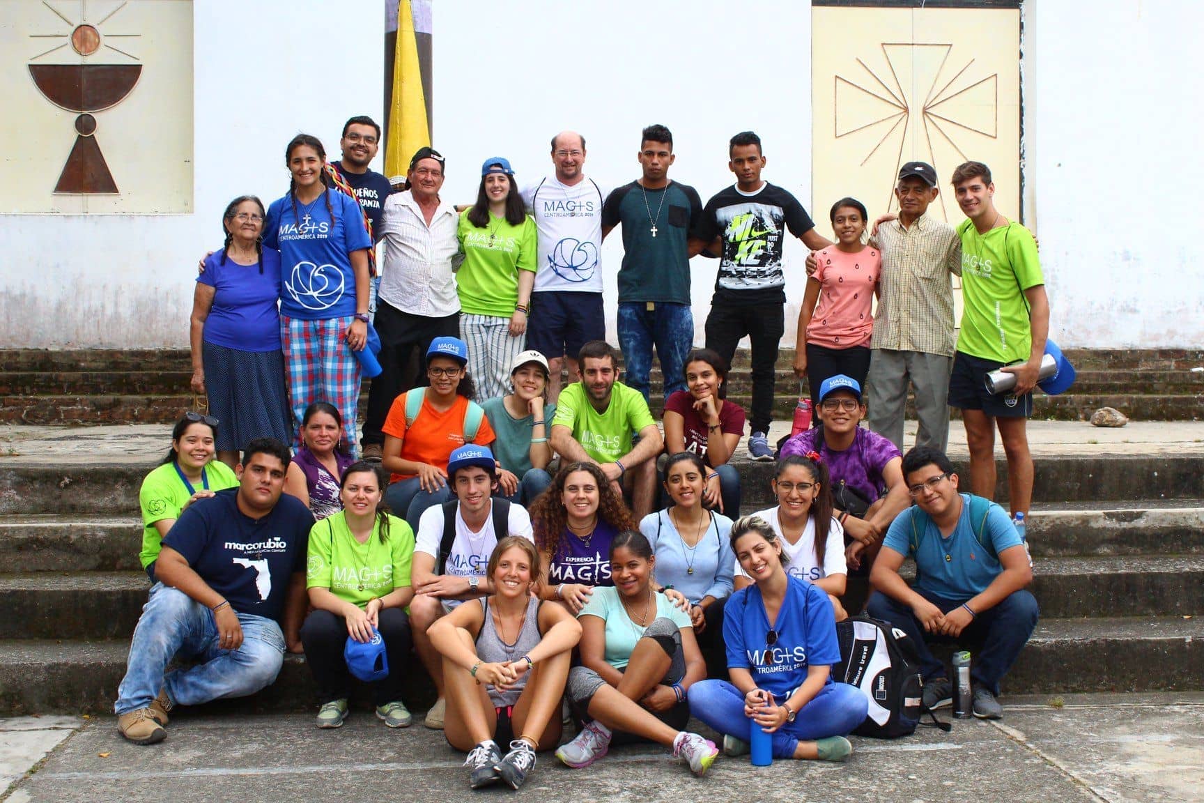 Peregrinos dialogan con víctimas del conflicto armado en El Salvador