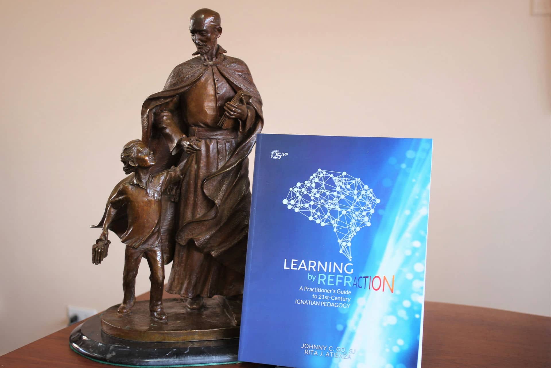 Learning by Refraction: Nuevo libro sobre el Paradigma Pedagógico Ignaciano