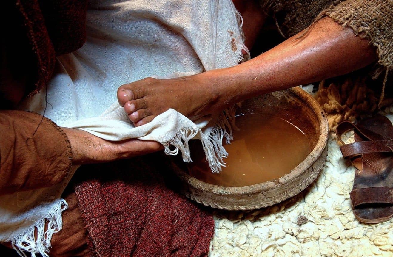 “Les he dado un ejemplo para que ustedes hagan lo mismo…” (Juan 13, 1-15) 