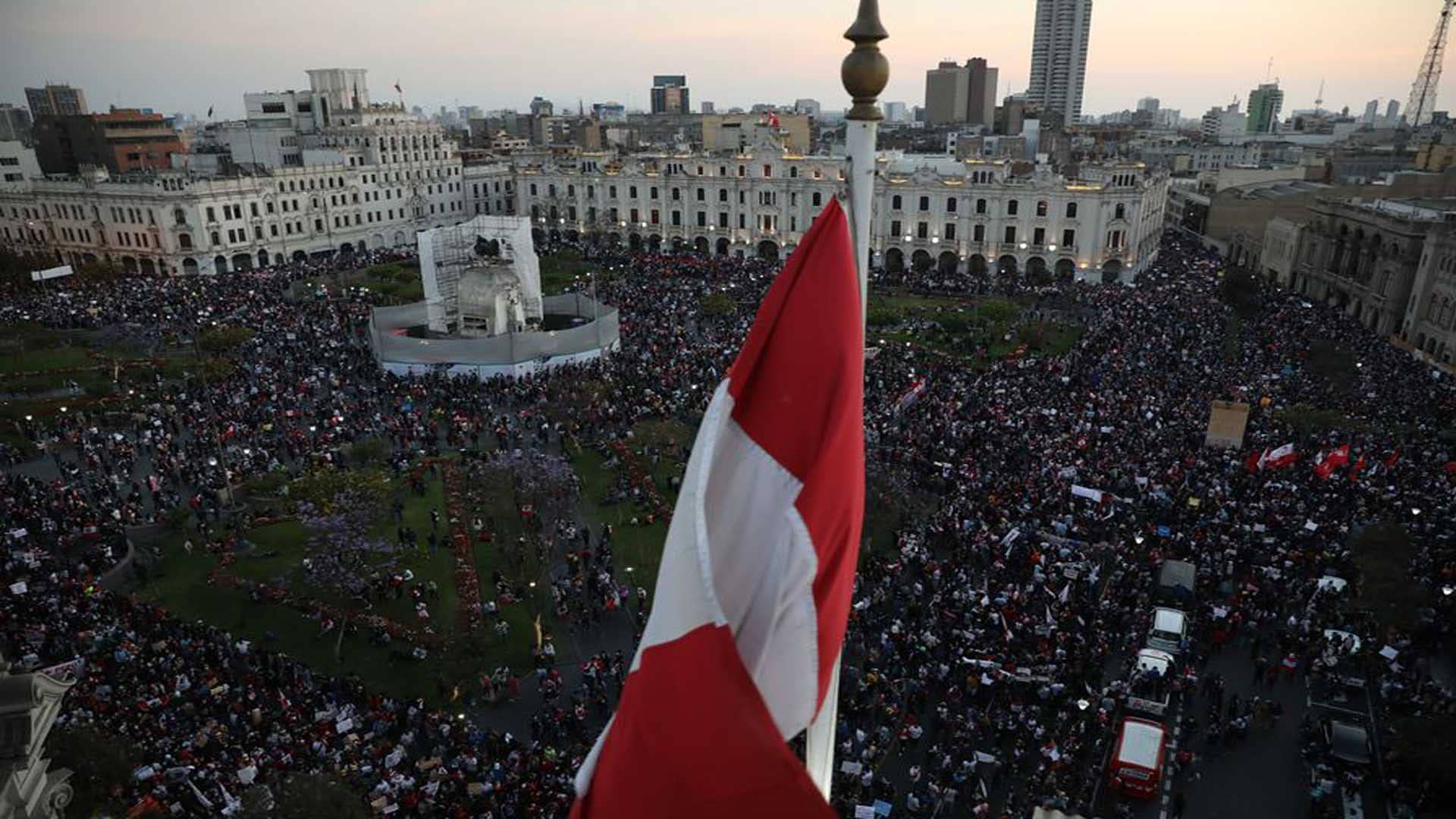 Perú: La calle contra los palacios. Por: Carlos Alberto Adrianzén