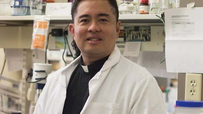 Sacerdote científico busca desarrollar vacuna gratuita