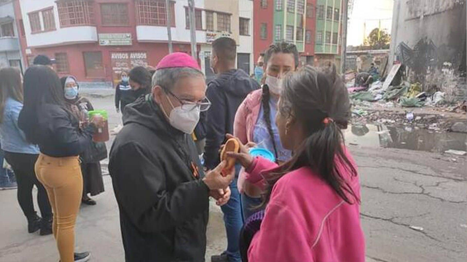 Arzobispo de Bogotá entrega su palio a los mendigos