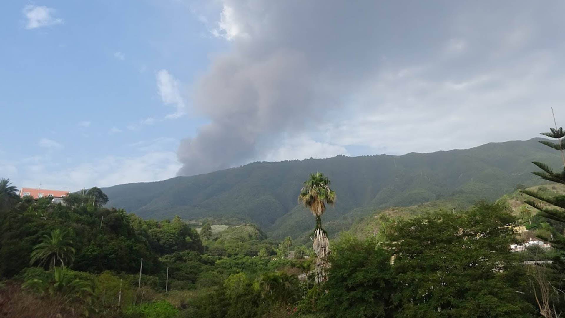 A la espalda del volcán