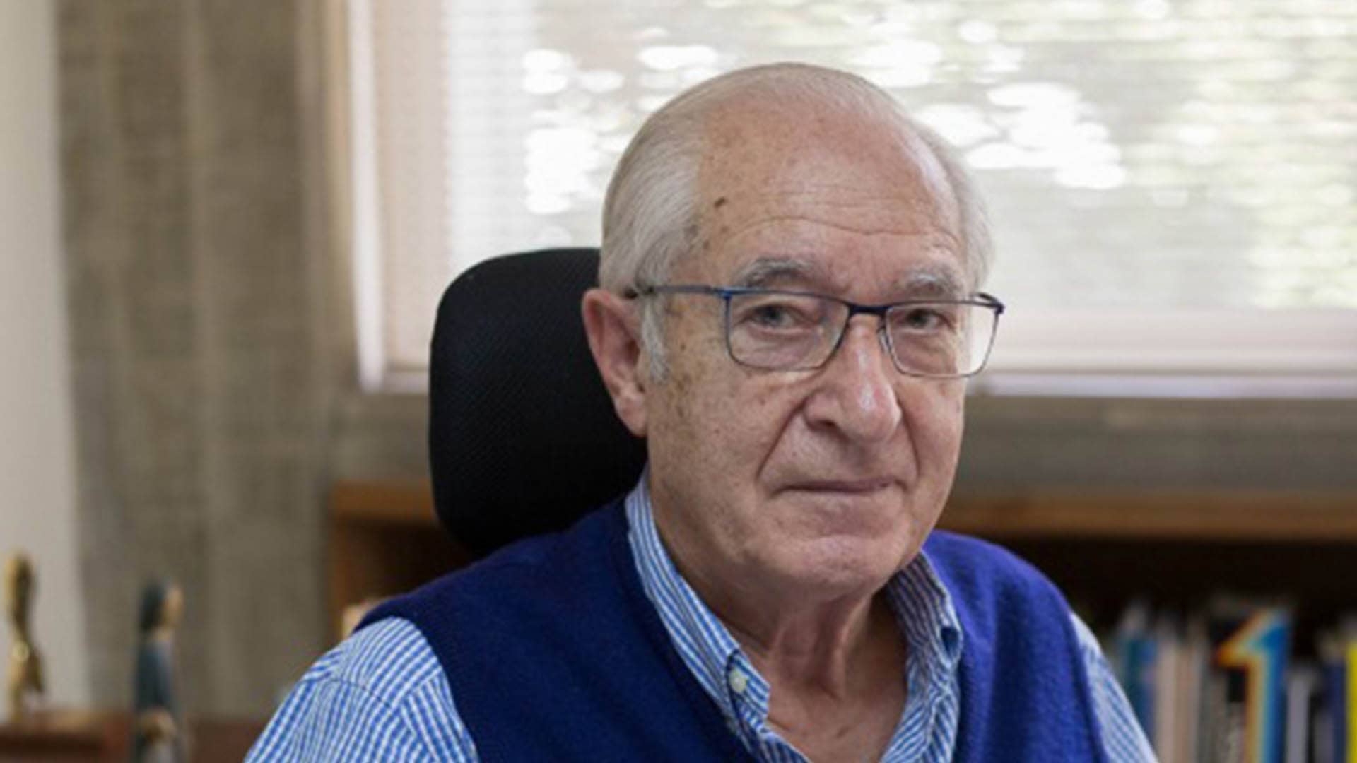 Luis Ugalde SJ, distinguido con premio por su compromiso social